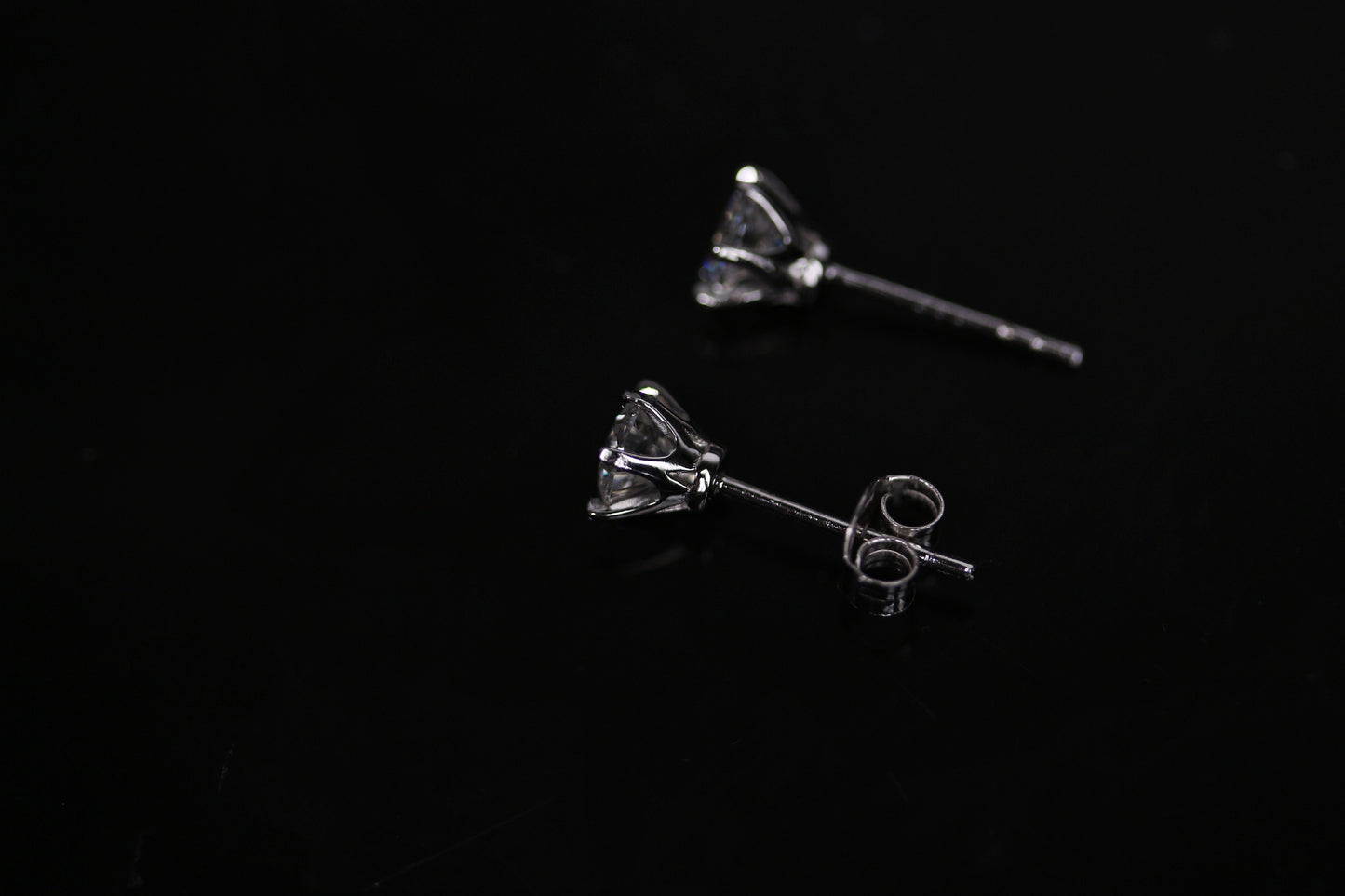 Les Solitaire Earrings